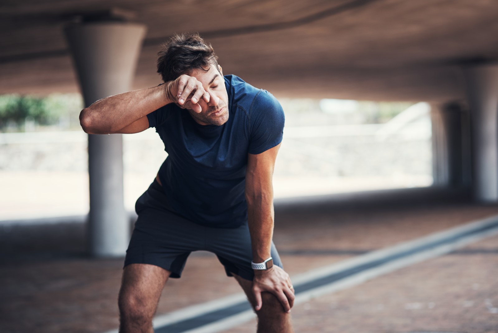 Pozor na dehydratáciu. Zdroj foto: Shutterstock Muž po behu