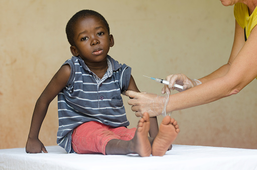 očkovanie afrického chlapca