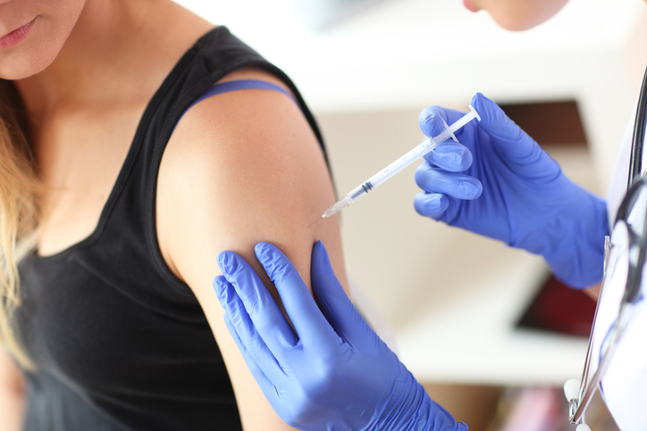 Očkovanie ženy pred dovolenkou