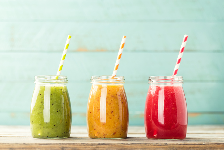 Tri farebné poháre ovocného smoothie slamky - zelené, žlté a červené