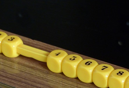 Počítadlo žltej farby, čísla od 3 do 8 ako pomôcka pri počítaní