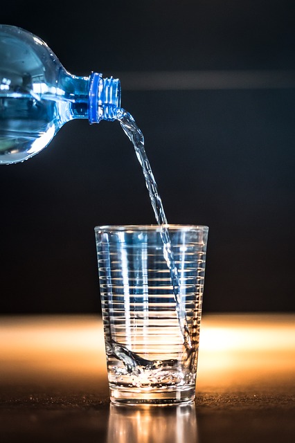 Fľaška s vodou, nalieva vodu do pohára