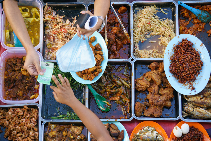 Pouličné thajské jedlo, mäso, vajce, zelenina, cestoviny. Peniaze, špinavé ruky 