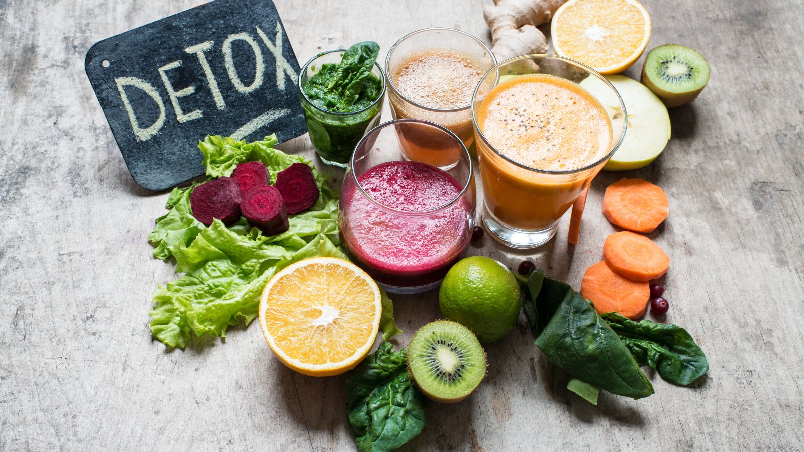 Na obrázku sú znázornené rôzne druhy potravín, ktoré pomáhajú podporiť správnu činnosť pečene a proces detoxikácie.
