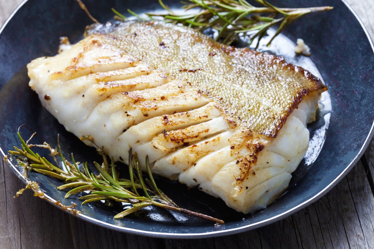 Ryby sú zdrojom zdravých omega-3 mastných kyselín. Tanier s rybou