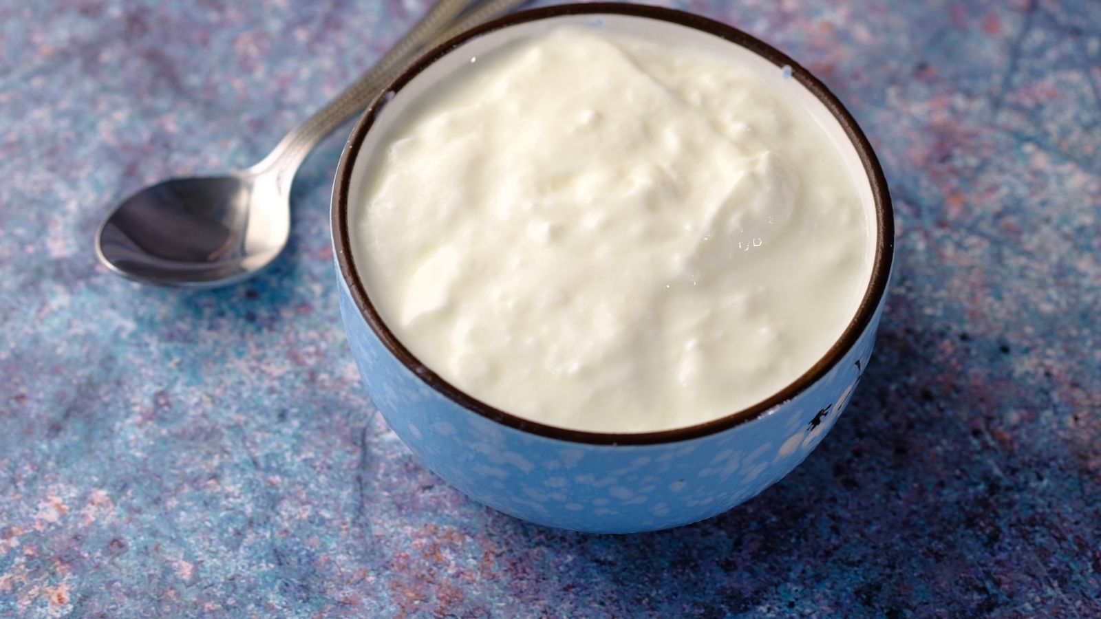 Mliečne výrobky, veď sú z mlieka, sú cenným zdrojom proteínov a EAA. Zdroj foto: Canva Syr a mliečne výrobky, jogurty, tvaroh