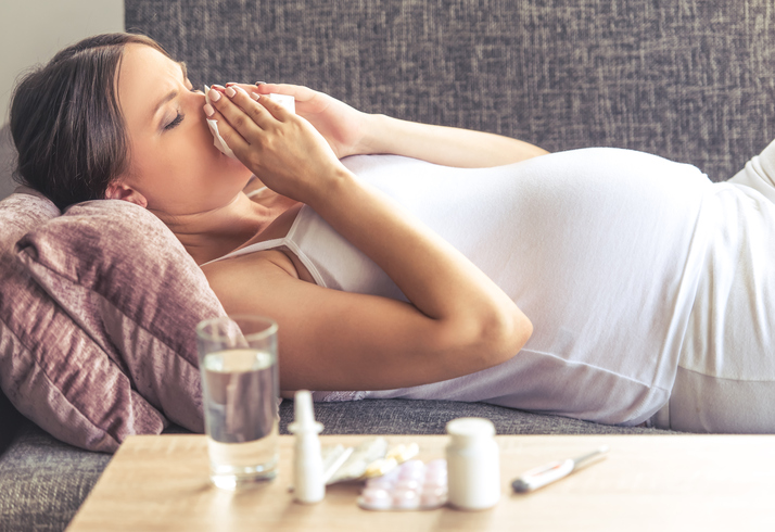 Tehotná žena je chorá, má chrípku a nádchu