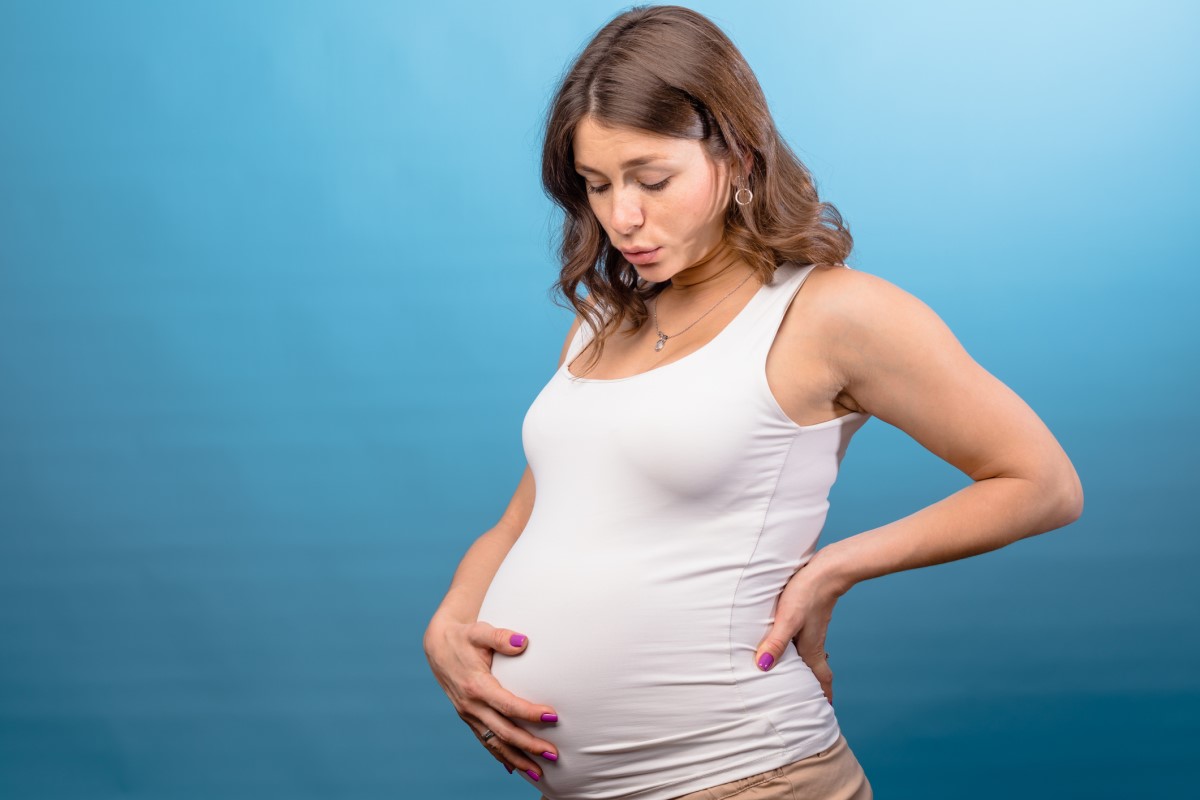 Tehotná žena si drží brucho