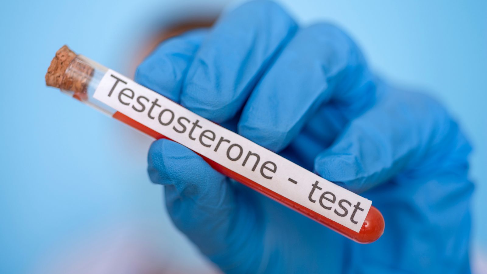 Vyšetrenie hladiny testosterónu pomôže urobiť si prehľad o aktuálnom stave, avšak vhodný čas na testy je hlavne v období, ak pociťujete príznaky nedostatku. Zdroj foto: Canva Skúmavka s krvou na kontrolu hladiny testosterónu