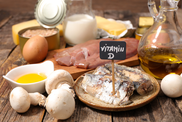Vitamín D sa nachádza v potravinách ako je ryba, pečeň, olej, vajcia, hríby, mliečne výrobky a syr