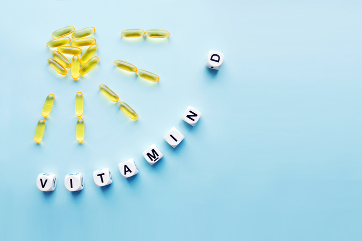 Na obrázku sú tablety vitamínu D zobrazujú slnko a nápis vitamín D