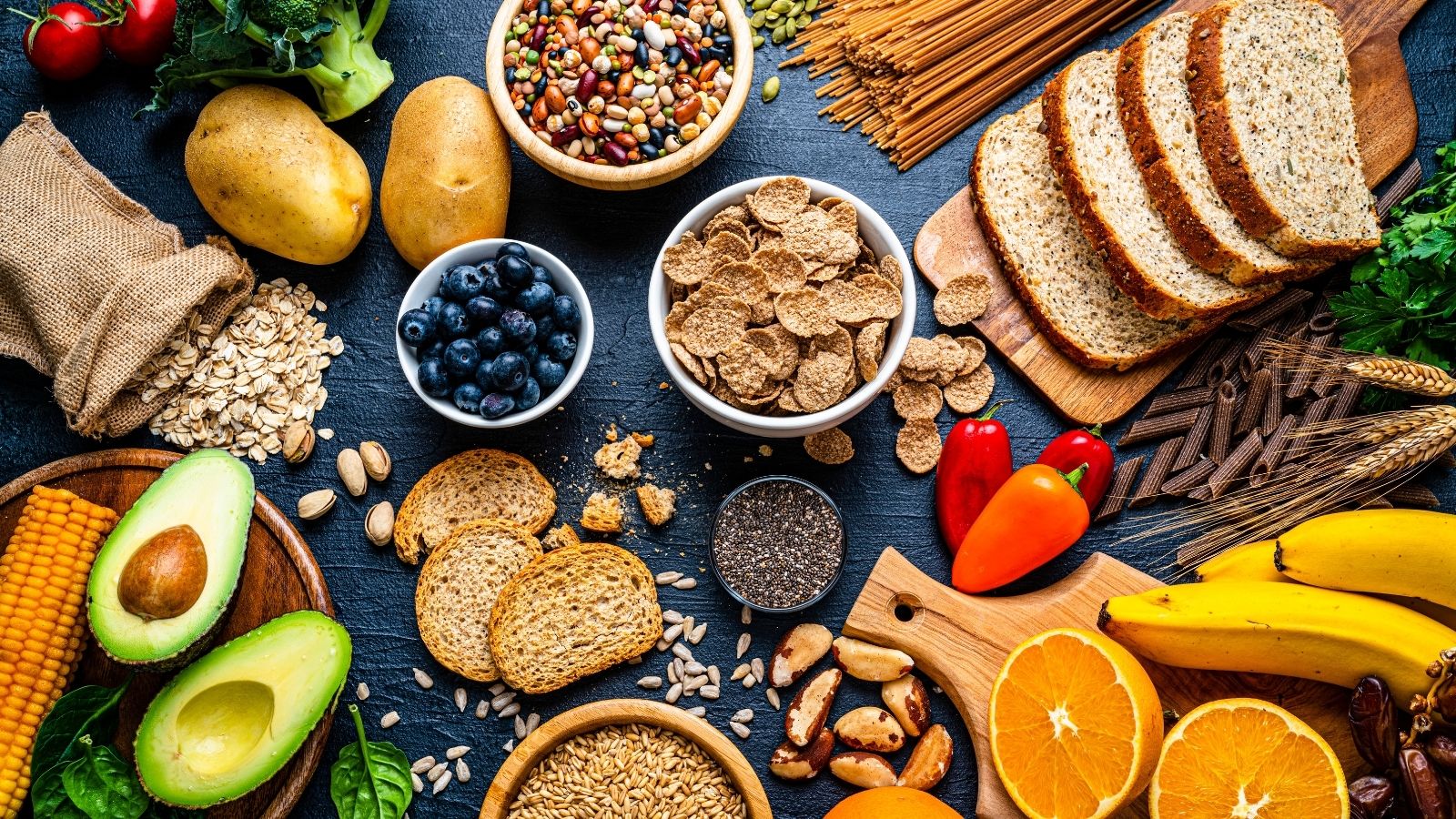 Aj tu je ďalší dôkaz toho, že príjem vlákniny má svoje významné miesto, nezabúdajte na zeleninu, ovocie, orechy, semená a podobne. Zdroj foto: Canva Vláknina - potraviny s jej obsahom