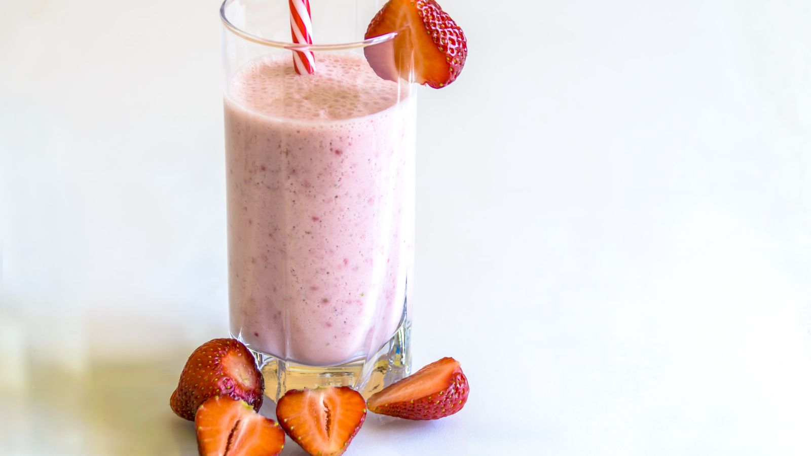 Pri vodnom kefíre sa namiesto mlieka používa roztok vody s cukrom, kúskami sušeného ovocia a citrónom. Okrem pitia môžete kefír využiť aj na prípravu smoothie, dresingov alebo zdravých dezertov. Zdroj foto: Canva Vodný kefír - ovocný, ružový nápoj v pohári so slamkou. Jahodová príchuť, domáca výroba vodného kefíru. Okolo pohára čerstvé jahody.