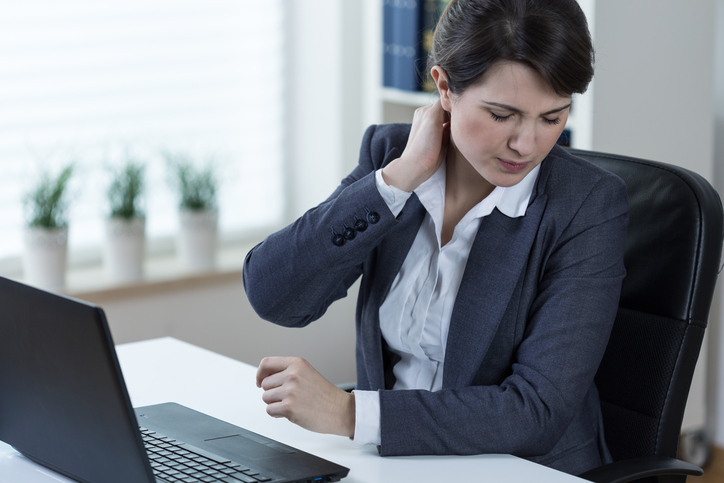 Žena má boelsti krčnej chrbtice pre dlhodobú prácu za počítačom a dlhodobé sedenie