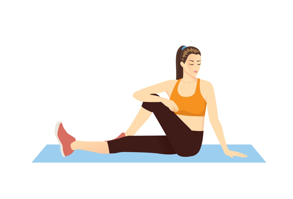 Žena cvičí svaly chrbta, rotácia chrbtice - animovaný obrázok
