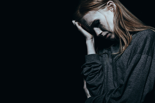 depresívna žena, plače a podopiera si hlavu