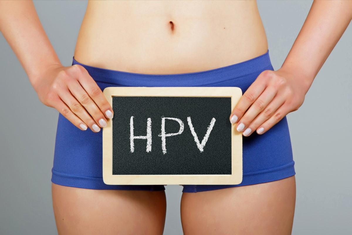 Žena drží tabuľku s nápisom HPV