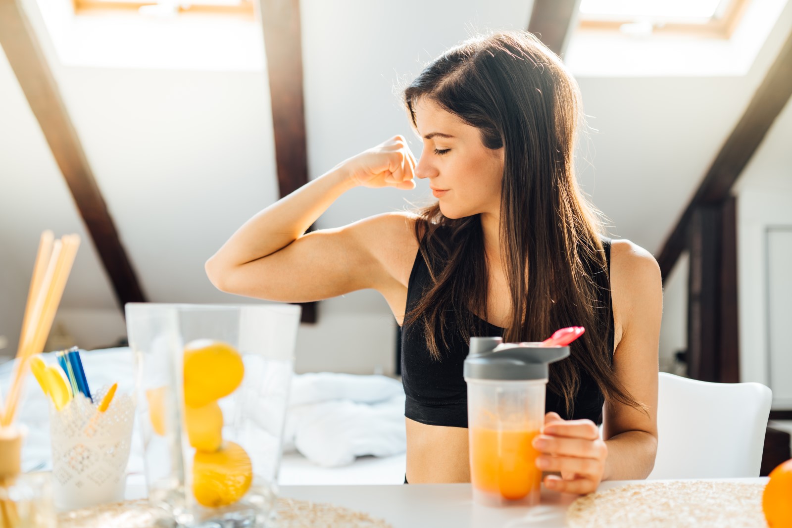 Ovocná šťava môže poslúžiť ako zdroj cukru. Zdroj foto: Shutterstock Žena pije šťavu z ovocia, ako zdroj sacharidov - cukrov