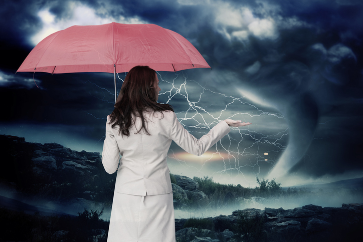 Žena v daždi s dáždnikom, tmavé mraky v pozadí