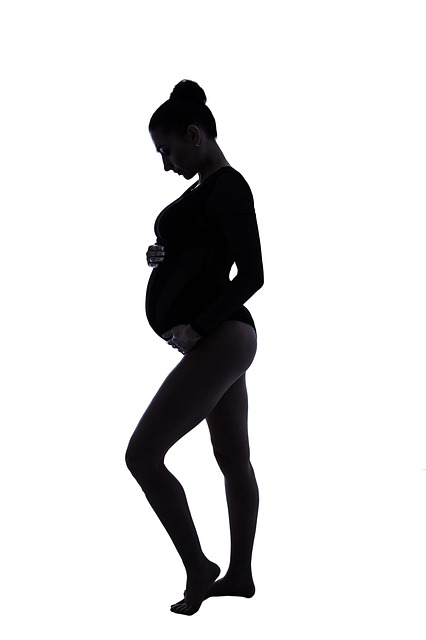 Vyššia opatrnosť v tehotenstve silueta tehotnej ženy