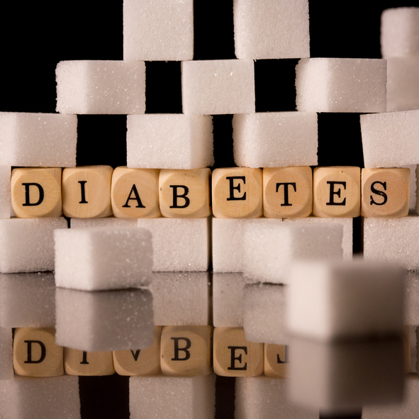 Obrázok znázorňuje diabetes mellitus, čižde cukrovku, kocky cukru a nápis