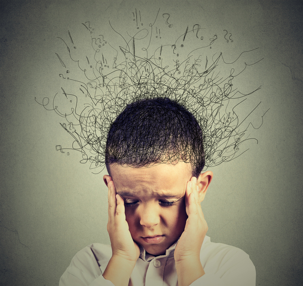 Dieťa má poruchu nálady pre ADHD, drží si hlavu rukami na spánloch, chaotické myšlienky z hlavy, spleť otázok, myšlienok, nedokáže sa koncentrovať