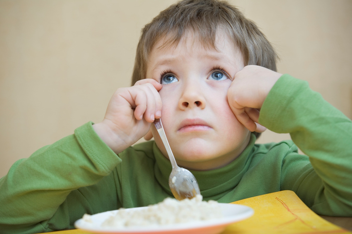 Dieťa sedí nad tanierom, nechce jesť, má poruchu prehĺtania pre zápal v ústnej dutine