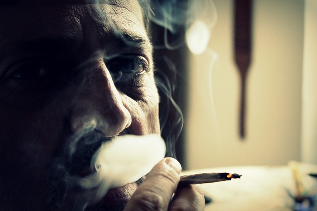 Fajčiar, fajčí, cigareta, dym