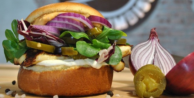 Hamburger, chutné jedlo, zvyšuje tvorbu slín