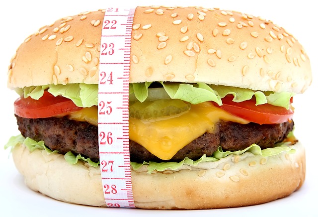 hamburger okolo neho omotaný krajčírsky meter