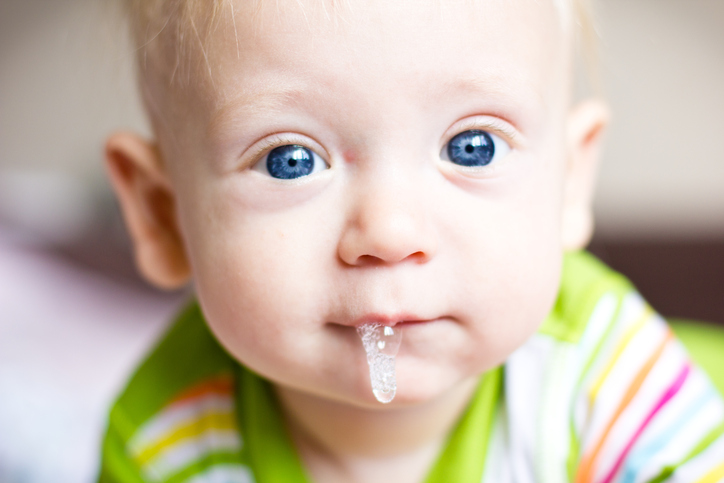 Malé dieťa, kojenec, slintá, raste mu prvý zub