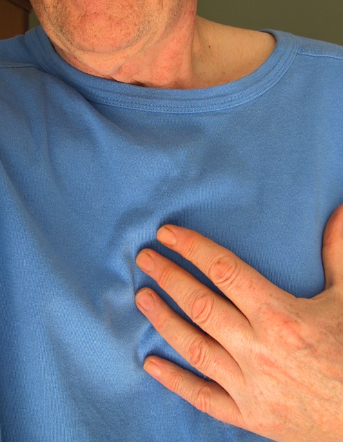 muž si drží rukou hrudník, bolesť na hrudi ako pri infarkte srdca