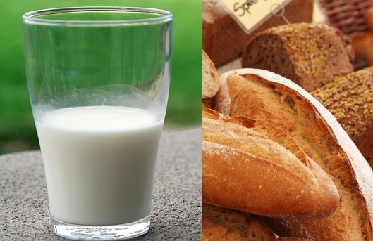 pohár kravského mlieka a rôzne pečivo