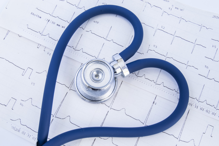 Fonendoskop v tvare srdca položený na EKG zázname