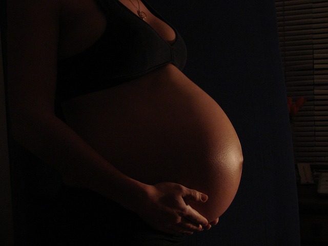 Tehotná žena, výrez brucha