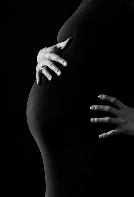 Tehotná žena, výrez, hrudník, brucho, ruky, čierne šaty