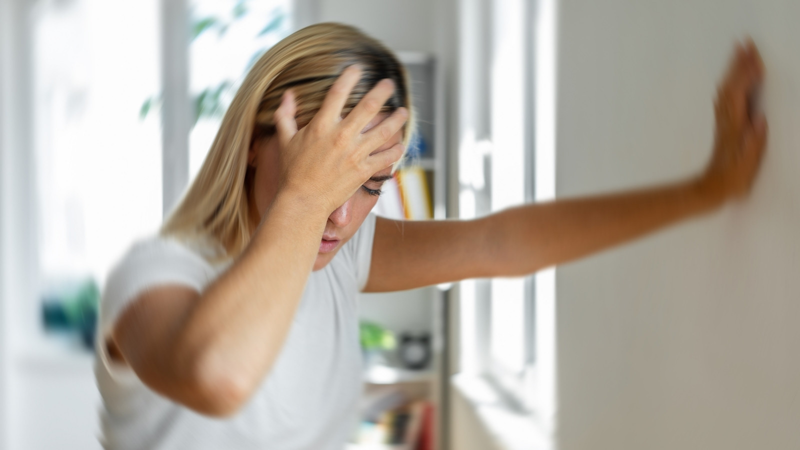 Žena má pocit na odpadnutie, závraty, čo môže byť príznakom arytmie