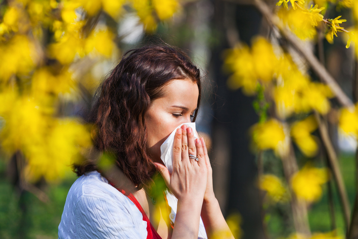 Žena si fúka upchatý nos pre sennú nádchu, teda alergiu na peľ