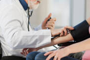 Aké sú typické príznaky pre vysoký krvný tlak?