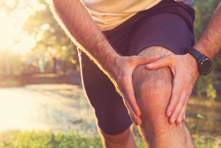 Bolesť kĺbov: Čo ju spôsobuje, aké sú jej hlavné príčiny?