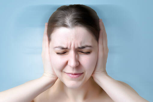 Hučanie, pískanie, tlak v ušiach, tinitus: Aké sú jeho hlavné príčiny?