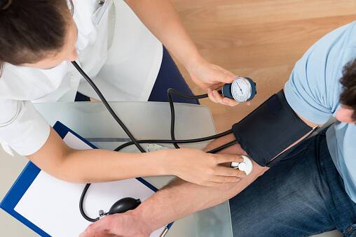 Vysoký krvný tlak: Čo značí hypertenzia, aké má hodnoty, prejavy?