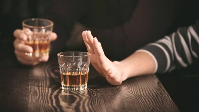 Ako rozpoznať alkoholizmus a vrátiť sa do života? Prejavy tichého zabijaka. Nájdite cestu k uzdraveniu zdravia aj rodiny