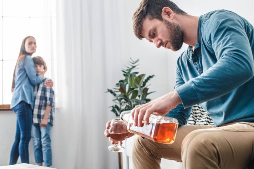 Alkoholizmus: Častý problém v rodinách? Príčiny, príznaky a fázy