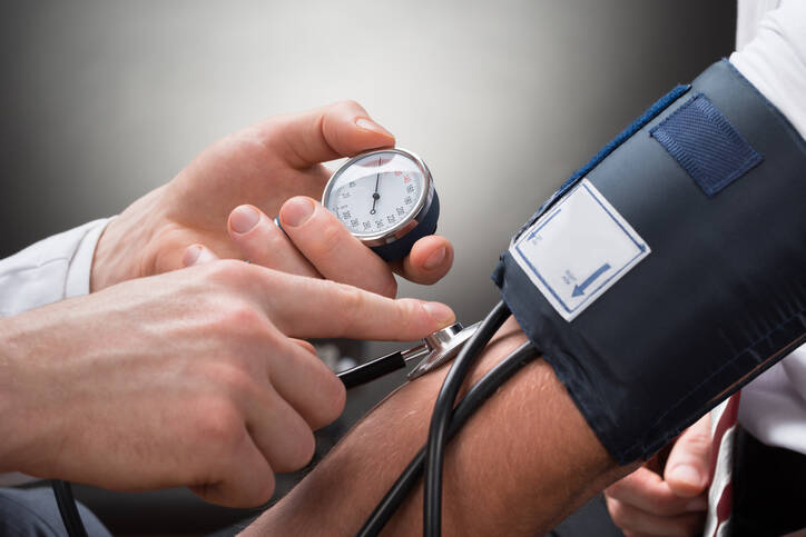 Vysoký krvný tlak: Čo je hypertenzia, aké má príznaky a príčiny? Tabuľka