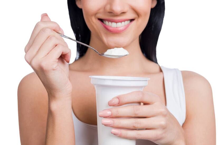 Konzumácia probiotického jogurtu so živými kultúrami. Zdroj foto: Getty Images