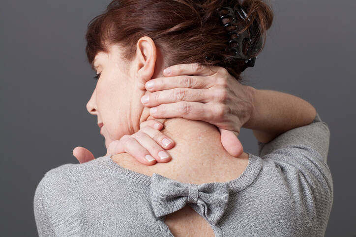 3 príznaky, ktoré sprevádzajú bolesť krčnej chrbtice. Poznáte príčiny?