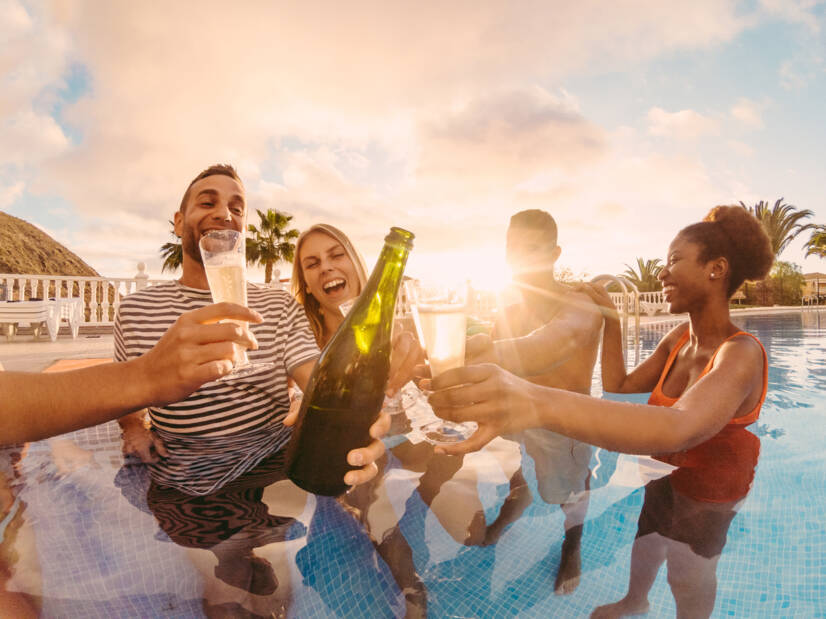 Alkohol a kúpanie v horúcich letných dňoch? Zdravotné riziká i topenie