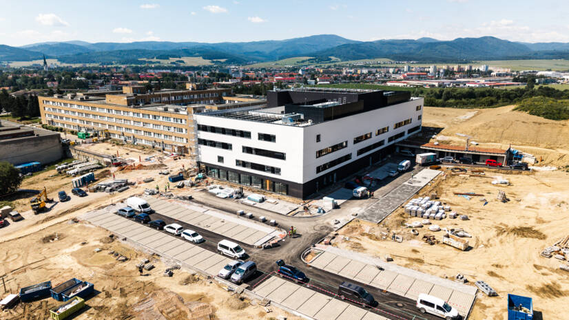 Nový pavilón spišskonovoveskej nemocnice má dokončenú fasádu. Výstavba naďalej pokračuje s časovým predstihom