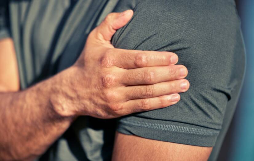 Bolesť ramena: Aké sú všetky možné príčiny? Čo pomáha a ako ju liečiť?